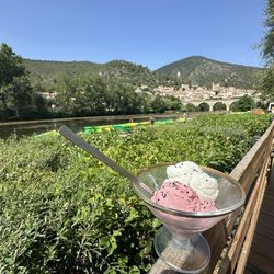 Canoë Roquebrun - Ice cream with a view!