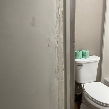 Red Roof Inn Lompoc - Horrible patch job. - Hotels Near Me - Lompoc, California