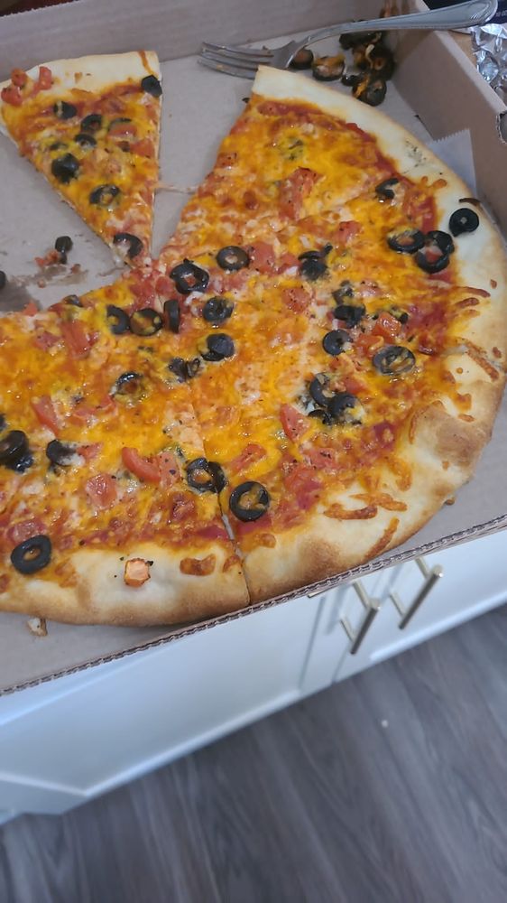 Pino's Pizza Logo