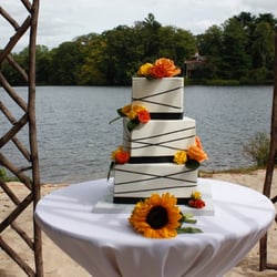 Linda Burns Catering - The team setup our wedding cake in the perfect spot!