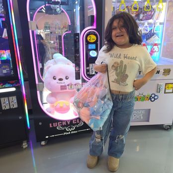Lucky Claw - Arcades Near Me - Rancho Cucamonga, California