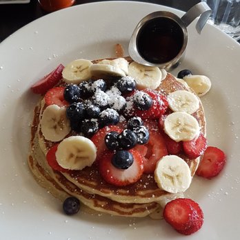 Bea Bea's - Superstar - 3x pancakes with fresh fruit - Coffee & Tea Near Me - Burbank, California