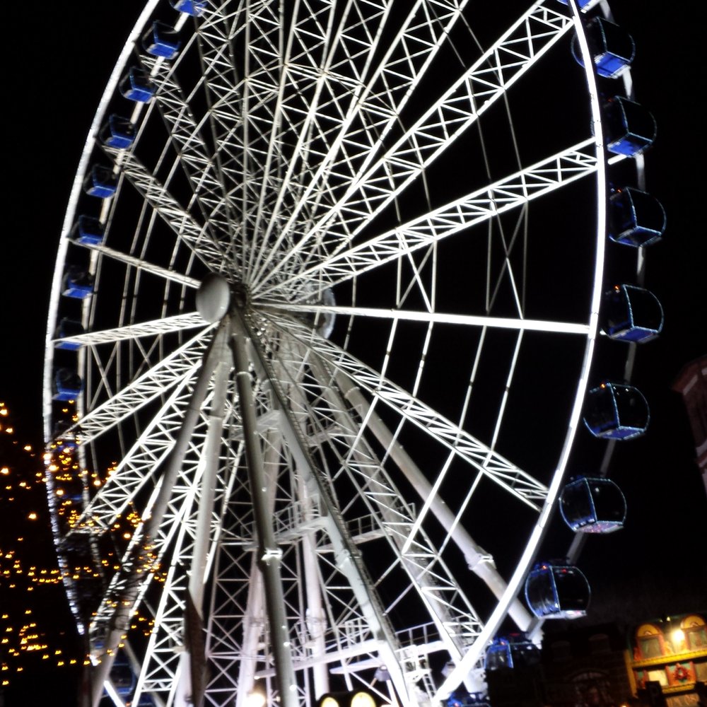 Weihnachtsmarkt am Marktplatz - Giant Ferris wheel "Wheel of Vision" on the Burgplatz - Christmas Markets Near Me - Dusseldorf, NW