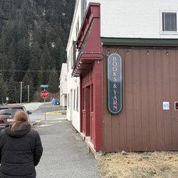 Dreamland Books & Yarn - Outside