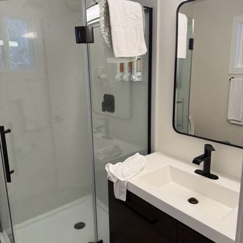 Sierra Inn - Bathroom - Hotels Near Me - Kyburz, California Sierra Inn - Bathroom - Hotels Near Me - Kyburz, California