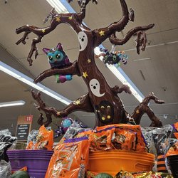 Safeway - 9/21/2024 - Halloween is coming and they have such great floral stuff, balloons, candy and so many pumpkins!