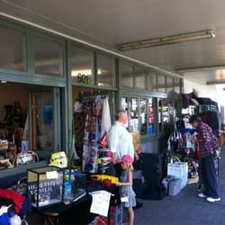 Te Atatu Peninsula Community Op Shop - Outdoor display