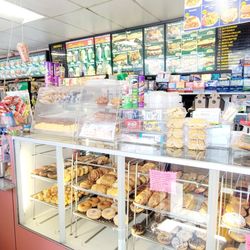 Donuts & Delites - Interior (06/18/23). @DonutsAndDelites #VanNuys #SFV #Breakfast #Donuts #Sandwiches #Smoothies
