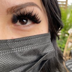 Blxckout Beauty - Like these lashes ?
Book this Mega Volume Set and ask for the textured style at your appointment.