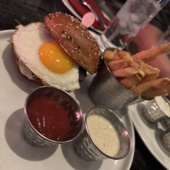 Gordon Ramsay Burger Las Vegas - Farmhouse - Burgers Near Me - Las Vegas, Nevada