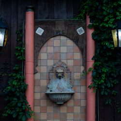 Gunn House Hotel - Fountain + lights on the patio