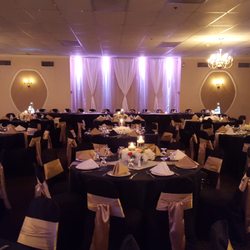 The Rose Room seats a minimum of 170 guests (lowered to 125 guests on non-Saturdays) and a maximum of 275 guests.