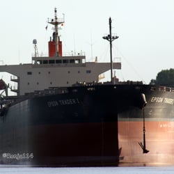 Nord-Ostsee-Kanal - Dieser Tanker ist leer. Dennoch mussten wegen der Grösse des Tankers andere Schiffe in den Weichen warten ...