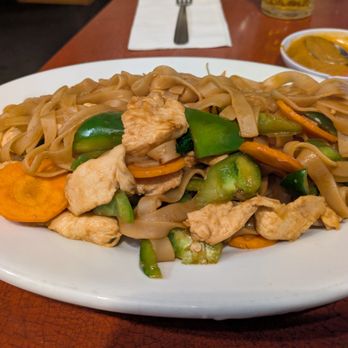 Rearn Thai - Drunken Noodles with Chicken at Rearn Thai, Clayton - Thai Near Me - Saint Louis, Missouri Rearn Thai - Drunken Noodles with Chicken at Rearn Thai, Clayton - Thai Near Me - Saint Louis, Missouri