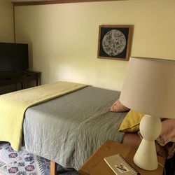 Climbing Vine Cottage - Queen bed with smart TV