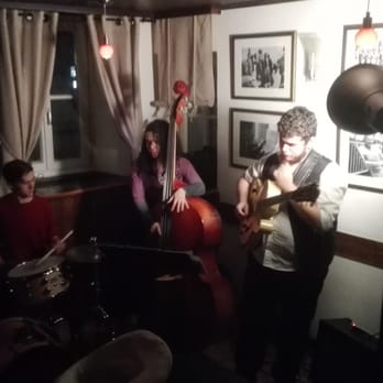 Hemingway's - Live music in the bistro area - Cocktail Bars Near Me - Linz, 4