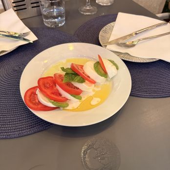 Villa Marina Sitges - Aguacate con mozzarella y tomate - Spanish Near Me - Sitges, B