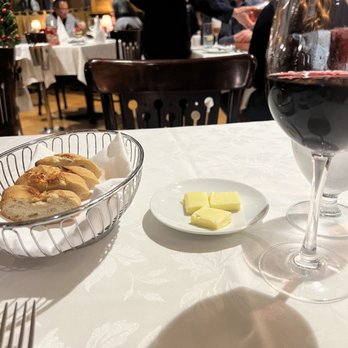 Le Crocodile Restaurant - French Near Me - Vancouver, British Columbia