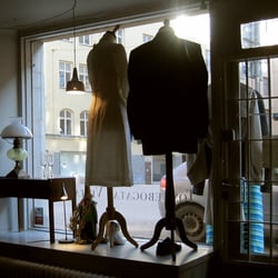Tomtebogatan Vintage - Fönster 1 inifrån inför påsken 2013. Och så väntar vi på nya fönstertexterna.