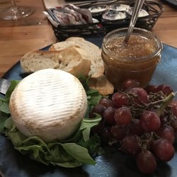 L'Estaminet - Baked Brie with caramelized onions