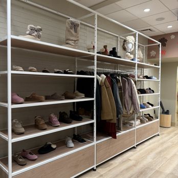 Ugg - Shoe Stores Near Me - Boston, Massachusetts Ugg - Shoe Stores Near Me - Boston, Massachusetts