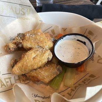 Yuengling - Chicken wings - they were really good, but menu said you get 6, but we only got 4 - Breweries Near Me - Tampa, Florida Yuengling - Chicken wings - they were really good, but menu said you get 6, but we only got 4 - Breweries Near Me - Tampa, Florida