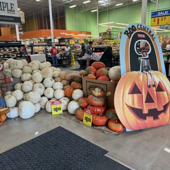 H-E-B - Fall displays and even photo ops - Grocery Near Me - Houston, Texas