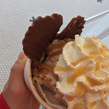 Lake Effect Ice Cream - Chesterfield & chips sundae - Ice Cream & Frozen Yogurt Near Me - Lockport, New York Lake Effect Ice Cream - Chesterfield & chips sundae - Ice Cream & Frozen Yogurt Near Me - Lockport, New York
