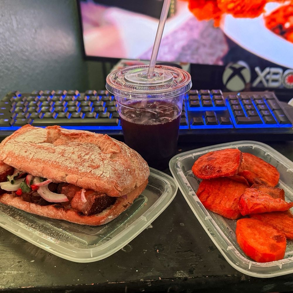 Pan con chicharrón, papas y chicha morada