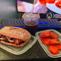 De Paso - Pan con chicharrón, papas y chicha morada