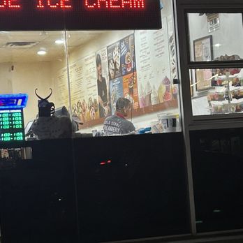 Cold Stone Creamery - The rude manager - Ice Cream & Frozen Yogurt Near Me - Howard Beach, New York