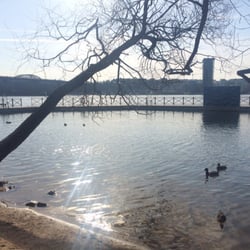 Vårsol över badet