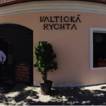 Valtická Rychta - Před restaurací a úžasný pan majitel. - Czech Near Me - Valtice, JM