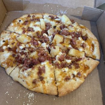 Invictus Pizza Kitchen - Twisted Hawaiian pizza - Salad Near Me - Sioux Falls, South Dakota