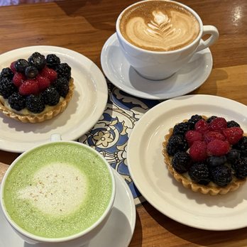 Urth Caffé - Orange - Green Rose Latté™ Small fruit tart Honey Vanilla Latté Small - Coffee & Tea Near Me - Orange, California