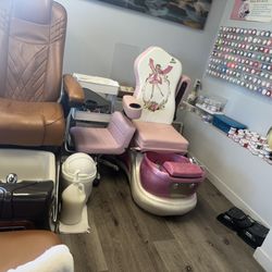 Penny's  Nails - Great chairs