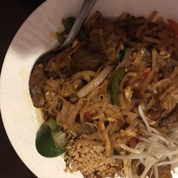 Red Maple - Beef pad Thai