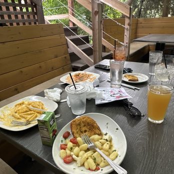 Rooftop Tavern - Fast service and really fresh tomatoes in my pasta! Still trying not to eat my kids Mac and cheese - Pubs Near Me - Morrison, Colorado