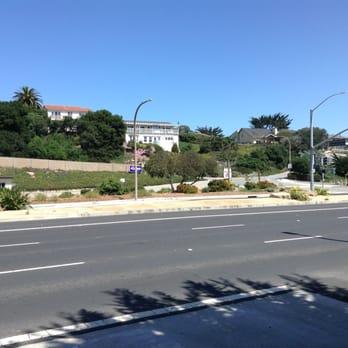 Del Monte Beach - Steep road leading to beach hidden by houses on top of ridge as seen from main road in Monterey. Only 1 road in and out. - Beaches Near Me - Monterey, California