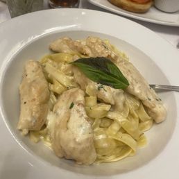 Chicken Fettuccine Alfredo e Pollo
