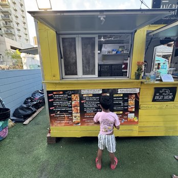 Waikiki Garlic Shack - Seafood Near Me - Honolulu, Hawaii