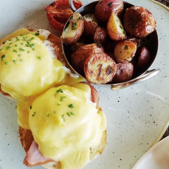 Six Seven Restaurant - Egg benedict traditional - New American Near Me - Seattle, Washington