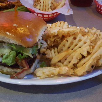 Pluckers Wing Bar - Grapevine - Bypass burger and fries - Chicken Wings Near Me - Grapevine, Texas
