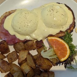 Classic eggs Benedict