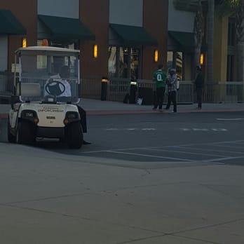 Barnes & Noble - Its far, but the guys in green have been hassling folks for Green Peace donations & being catty when someone ignores them - Newspapers & Magazines Near Me - Long Beach, California