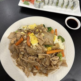 Lotus Thai and Sushi - Pad see ew - Thai Near Me - Cincinnati, Ohio Lotus Thai and Sushi - Pad see ew - Thai Near Me - Cincinnati, Ohio