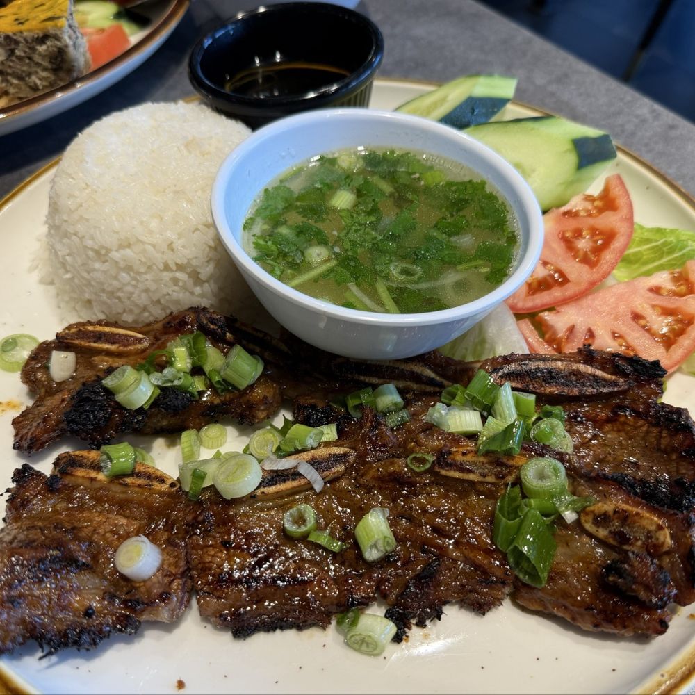 R4 Com Suon Bo Nuong - Grilled Beef Short Ribs Over Rice w/ Vegetables