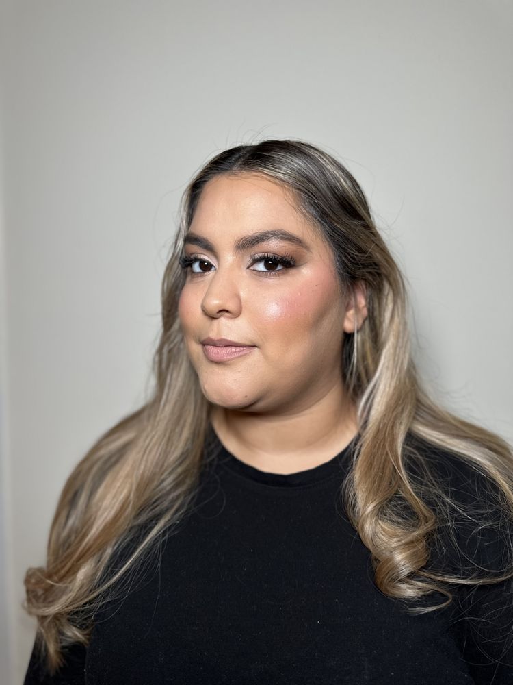 Makeup Artist Izzy  Logo