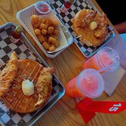 CHICKEN & WAFFLE SPICED TOTS STRAWBERRY LEMONADE