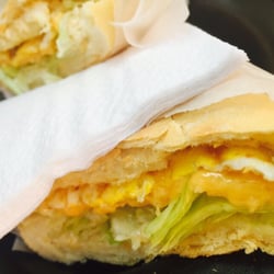 El Café de Tite - Sandwich de jamón, queso y ensalada.